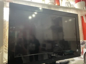 Hitachi 32" inch TV With Stand - Picture 1 of 17