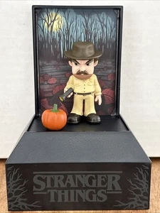 Tolva de figura de personaje de Stranger Things Netflix con linterna calabaza en soporte - Imagen 1 de 1