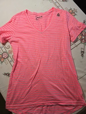 锐步女式运动核心球衣 V 领条纹粉色 T 恤中号  — 第 1/4 张图片