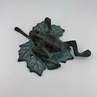 Golpeador de puerta de rana de latón SPI San Pacific International Verdigris base de hoja Foto 1 de 4