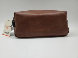 Kit de viaje de inodoro de parte superior redondeada para hombre DOCKERS marrón cuero sintético con mango $40 - Imagen 1 de 7