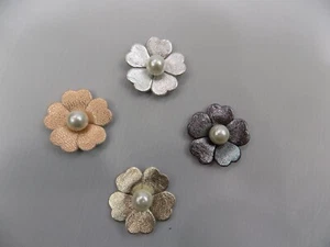 FIORELLINO ECOPELLE CON PERLA DECORAZIONE APPLICAZIONE CUCIRE SCARPE ABBIGLIAMEN - Imagen 1 de 5