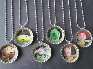 Toy Story inspirierte Partygeschenke / 6 Halsketten / Geburtstag / Woody / Jessie / Buzz - Bild 1 von 1