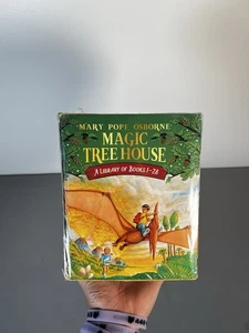 MAGIC TREE HOUSE A Library of Books 1-28 Boxed Set by Mary Pope Osborne NEW - Foto 1 di 2