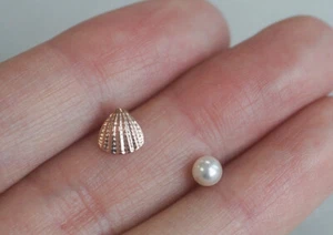 14K Solid Gold Stud Earrings, White 4mm Pearl, ROSE GOLD Shell - Picture 1 of 5