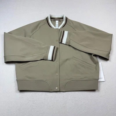 Jaqueta Colegiada Lululemon Snap-Front XL Bege Rulu Varsity Bomber Nova Com Etiqueta $168 - Imagem 1 de 4