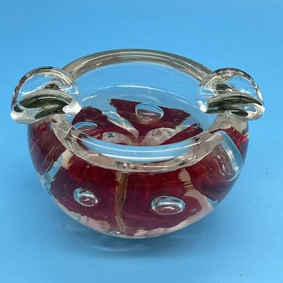 Cenicero pisapapeles vintage. Flores de trompeta roja en un fondo blanco. Foto 1 de 4