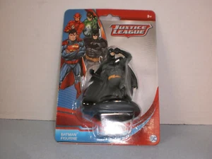 Figura Batman Agachada Monograma DC Comics Liga de la Justicia 2 3/4" Nueva - Imagen 1 de 1