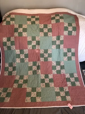 Corazones acolchados a máquina con patrón de cuadrados de retazos dobles, dobladillo a mano Foto 1 de 4