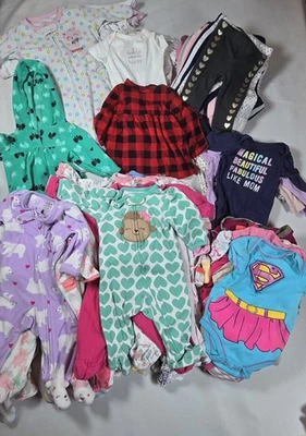 Pacchetto vestiti bambina 0-3 mesi: body, pantaloni, pezzi unici, ecc. 64 oggetti - Immagine 1 di 4