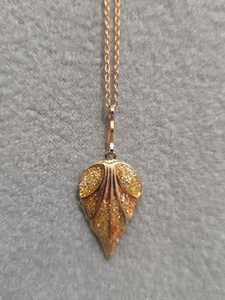 Vintage 1980s Elegant Gold Tone Natural Diamond Dust Leaf Pendant W/ 18" Chain  - Picture 1 of 10