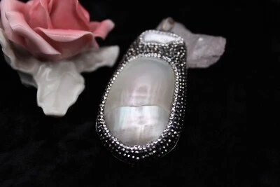 Ovaler Anhänger mit Perlmutt, Bergkristallen und schwarzen Onyxen - Bild 1 von 4