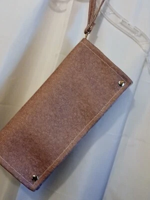 Nuevo Bolso sin asas de vinilo Southwestern Tooled bolso de maquillaje colgante de viaje muñeca malva Foto 1 de 4