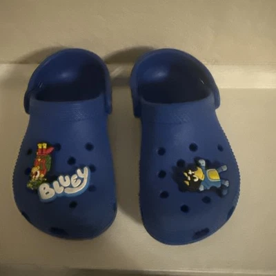 Sandalias Zueco Clásicas CROCS Niños/Niños/Jóvenes Talla 8 Azul con Plumas Foto 1 de 4