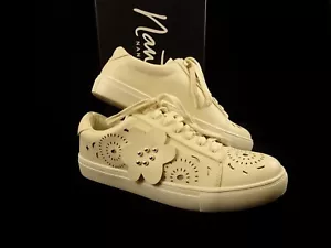 Neu im Karton Nanette Lepore Turnschuhe 8,5 Off Weiß Verziert Perlenausschnitt Silber Macys - Bild 1 von 10