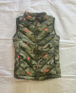 Gap Kids Girls Puffer Vest Camouflage With Hearts Size Medium Outdoors Outerwear - Picture 1 of 7