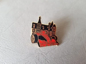 Pin's Auto / Car / F1 / Formule 1  / Formula one - Nevers ça me botte (rouge) - Imagen 1 de 1