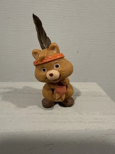 Figura Hallmark Merry Miniatures Native American Squirrel & Drum 1981 - Imagen 1 de 9