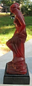 Statuina dama greca ambra rossa plastica traslucida vintage su base plastica nera - Foto 1 di 9
