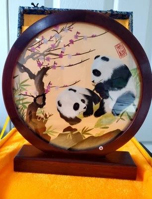 Pandas asiáticos bordados de seda en marco redondo con soporte y estuche de presentación Foto 1 de 4