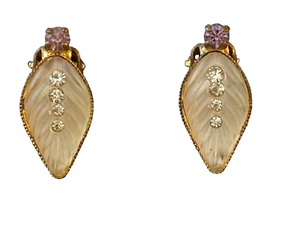 VINTAGE MID 20TH C CLASSIC CLIP ON LEAF PATTERN EARRINGS - Picture 1 of 12