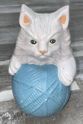 Vintage 1987 Gusseisen Türstopper weiße Katze Kätzchen mit Garnknäuel Türstopper - Bild 1 von 4
