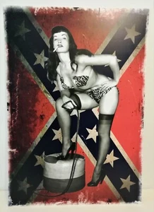 BETTY PAGE WITH FLAG – STAMPA SU PANNELLO FOREX 3mm  50 X 70 cm - Picture 1 of 1