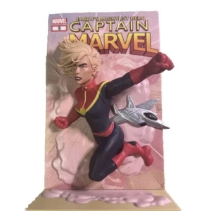 Captain Marvel 3D Comic Standee Loot Crate Exclusive March 2019 RARE OOP FIGURE - Picture 1 of 2