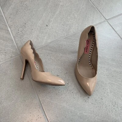 Betsey Johnson Racciee 1 裸色皮革扇贝边缘高跟鞋女式 7.5 码 — 第 1/4 张图片