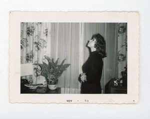 Seltsam gestelltes Motiv - Frau im Profil - Vintage Schnappschuss Fundfoto - Bild 1 von 3