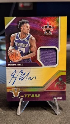 Parche autógrafo de novato BUDDY HIELD dorado 6/10 - 2017-18 Topps Vanguard Foto 1 de 2