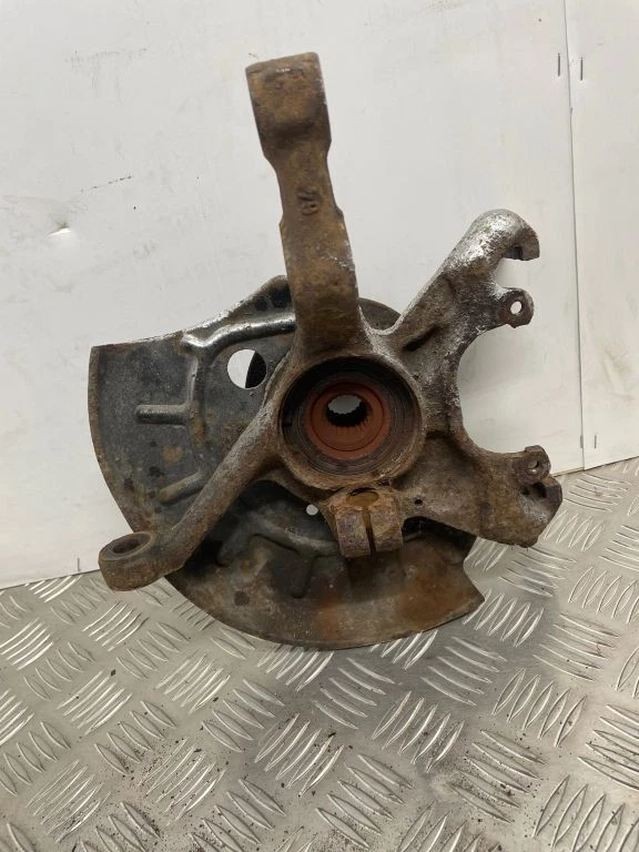 Buje rueda delantera diésel 55kW DTS2019 Volkswagen Golf III 1995 Foto 1 de 4