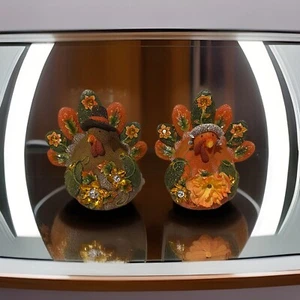 PAR DE FIGURAS DE PAVO DE ACCIÓN DE GRACIAS DECORATIVAS DE LENTEJUELAS PEREGRINO LOOK LEER - Imagen 1 de 6