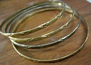 Juego de 4 brazaletes de metal revestido de latón con textura cruzada de 2 5/8 pulgadas de apertura - Imagen 1 de 2