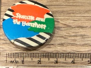 SIOUXSIE AND THE BANSHEES KALEIDOSCOPE PINBACK VINTAGE PROMO BADGE BUTTON PUNK - Picture 1 of 2