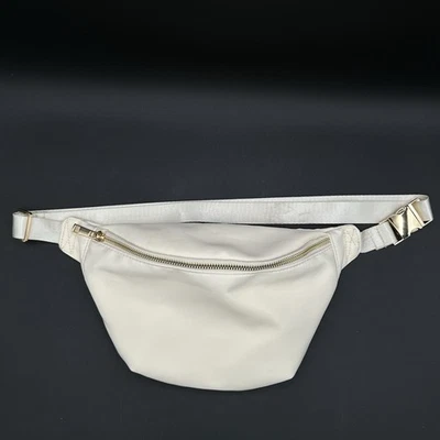 Riñonera color crema herrajes dorados nailon y poliéster muy bonita Foto 1 de 4