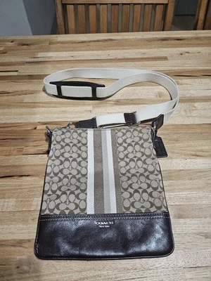 COACH 签名条纹斜挎包单肩包棕色皮革装饰 SLVR 拉链 — 第 1/4 张图片