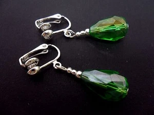A PAIR OF DANGLY GREEN GLASS CRYSTAL TEARDROP CLIP ON EARRINGS. NEW. - Picture 1 of 1