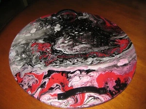 VASSOIO DA PORTATA ARTIGIANALE FILD ART POUR PITTURA LEGNO RESINA 16" NERO ROSSO - Foto 1 di 2