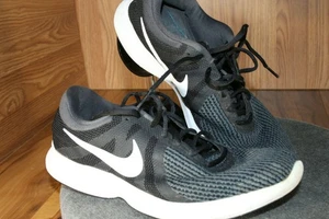 Nike Revolution 4 Black Running Casual Shoes Sneakers 908988-001 Mens 10  EUC - Picture 1 of 9