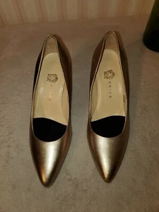 UKIES Ari goldfarbener spitz zulaufender Leder-Pump Größe 8 M 198 $ - Bild 1 von 12