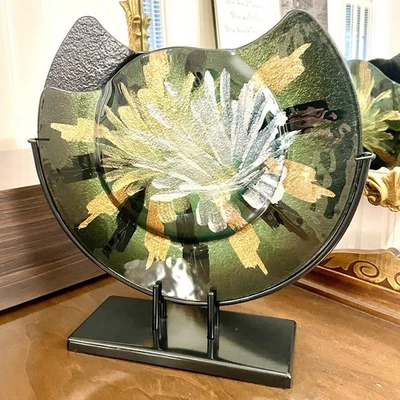 Современная скульптура из художественного стекла с ручной росписью на подставке  - Изображение 1 из 4