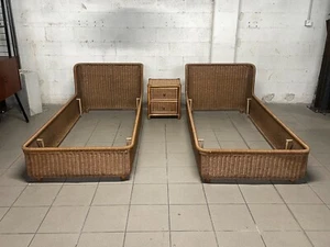 Coppia di letti singoli in vimini con comodino anni '80 - Foto 1 di 24