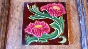 AZULEJO DE CERÁMICA ANTIGUO MAYÓLICA ART NOUVEAU DE 1900 - FLORES ROJAS Y AMARILLAS - Imagen 1 de 7