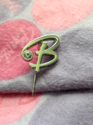 Prendedor Barbie B color plata con estrás Foto 1 de 4