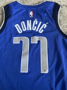 Luka Doncic signed Autogramm Auto Dallas Mavs Nike Swingman NBA Trikot PSA/DNA - Bild 1 von 3