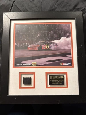 Placa NASCAR 2002 Jeff Gordon con neumático de carrera 2 de 5 con declaración de autenticidad Foto 1 de 2