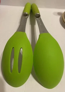 2-teiliges Küchenhelfer-Set: massive & geschlitzte Löffel in leicht verschiedenen Grüntönen - Bild 1 von 3