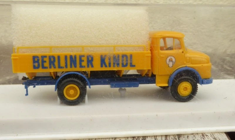Brekina 4703 Mercedes MB L322 Camion Pritsche Aperta Berliner Kindl 1:87 H0 - Immagine 1 di 1