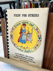 Snyder Texas Fixin’ For Others Vintage Spiral Cookbook 2nd Printing 1977 Rural - Foto 1 di 7
